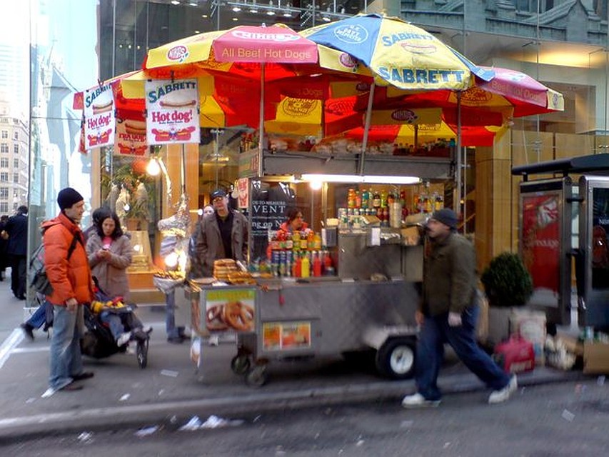 В Нью-Йорке хот-доги продаются на каждом углу! 