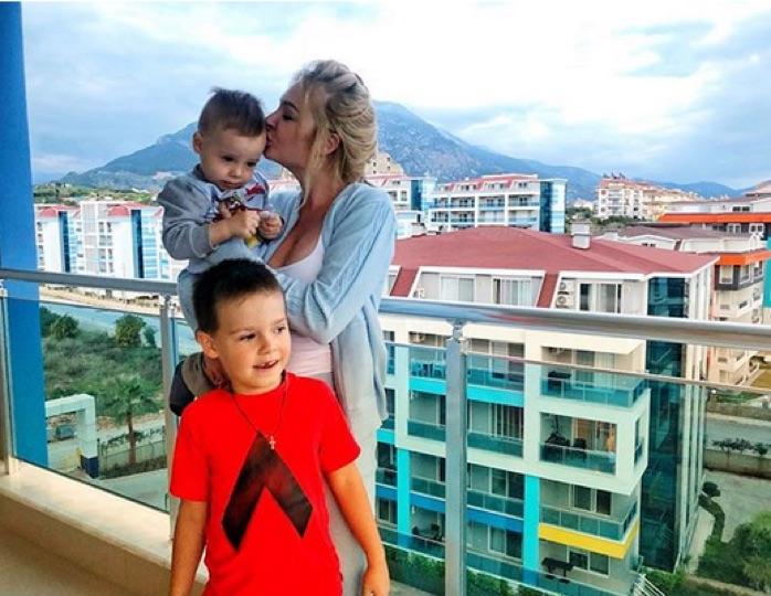 Дарья Пынзарь с детьми переехала жить в Турцию и отдала сына в детский сад. Семья планирует покупку жилья у моря