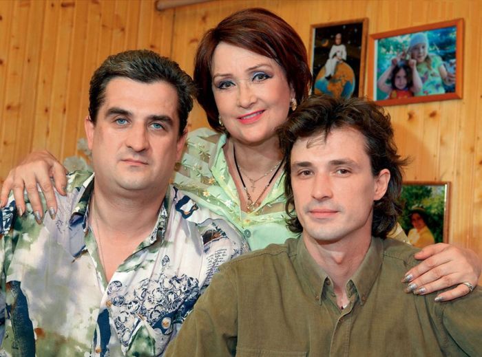 Зинаида Кириенко с сыновьями